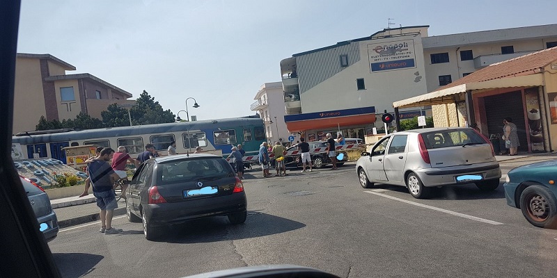 M. di Gioiosa, auto rimane incastrata nel passaggio a livello al passaggio del treno